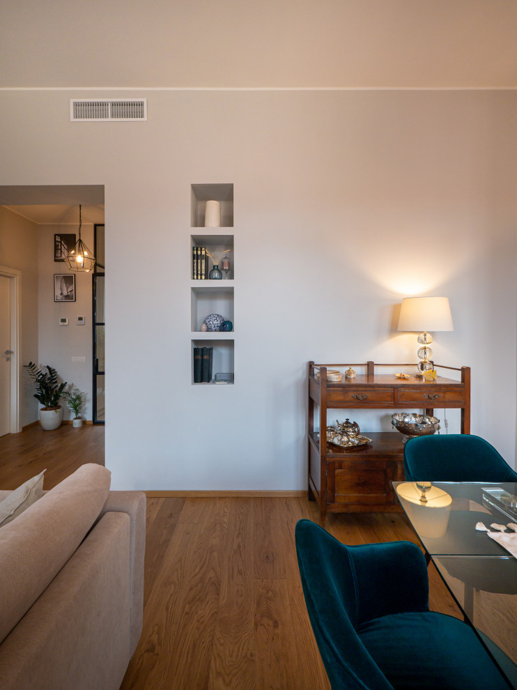 Источник вдохновения для домашнего уюта: большая гостиная-столовая в современном стиле с серыми стенами, светлым паркетным полом и обоями на стенах