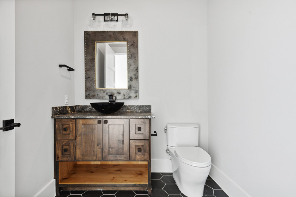 На фото: туалет среднего размера в стиле рустика с фасадами в стиле шейкер, искусственно-состаренными фасадами, раздельным унитазом, разноцветной плиткой, мраморной плиткой, серыми стенами, полом из керамической плитки, настольной раковиной, мраморной столешницей, черным полом, разноцветной столешницей и встроенной тумбой с