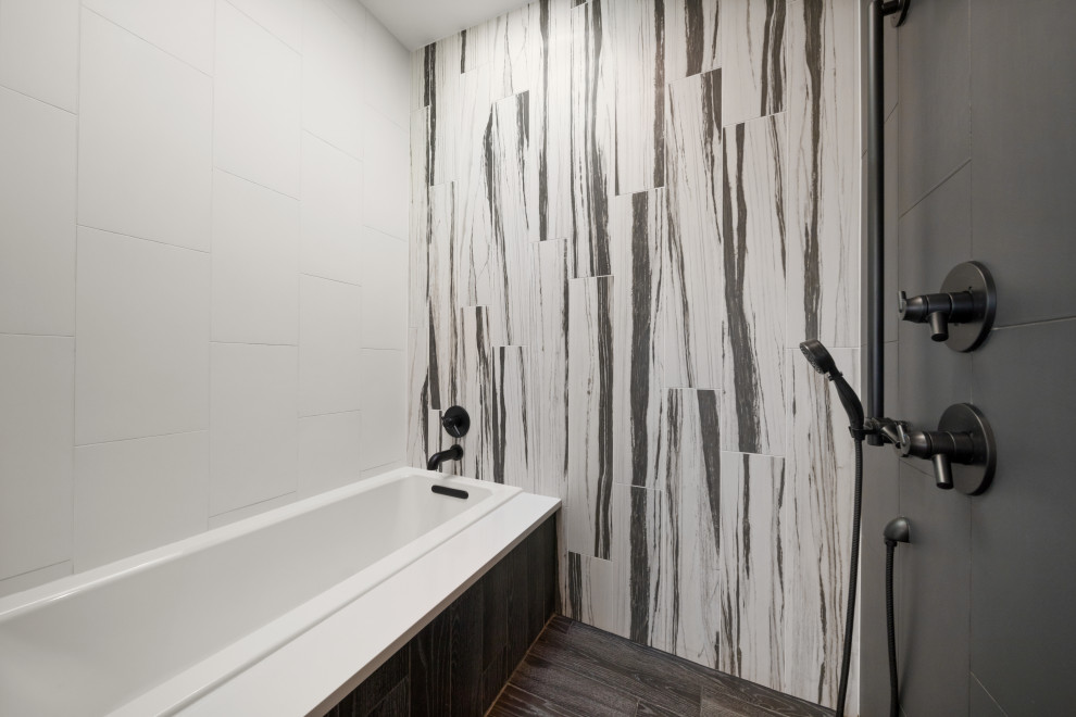 Идея дизайна: большая главная ванная комната в стиле модернизм с белыми фасадами, душевой комнатой, черной плиткой, черными стенами, столешницей из искусственного кварца, черным полом, открытым душем, белой столешницей и накладной ванной