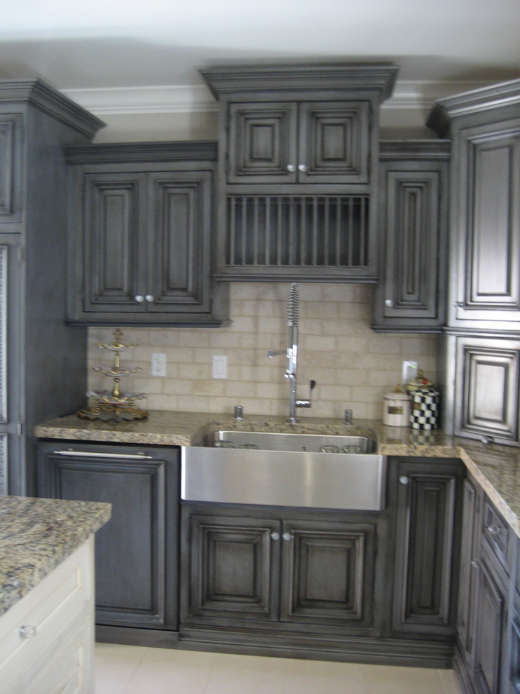 This is an example of an eclectic kitchen in Los Angeles.