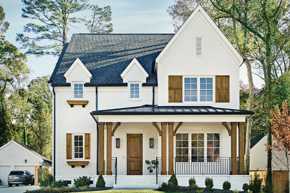Landhausstil Haustür mit weißer Wandfarbe, Backsteinboden, Einzeltür, hellbrauner Holzhaustür, weißem Boden und Ziegelwänden in Austin