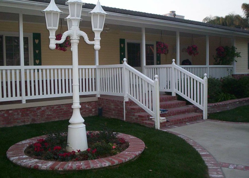 Small traditional front yard verandah in Los Angeles.