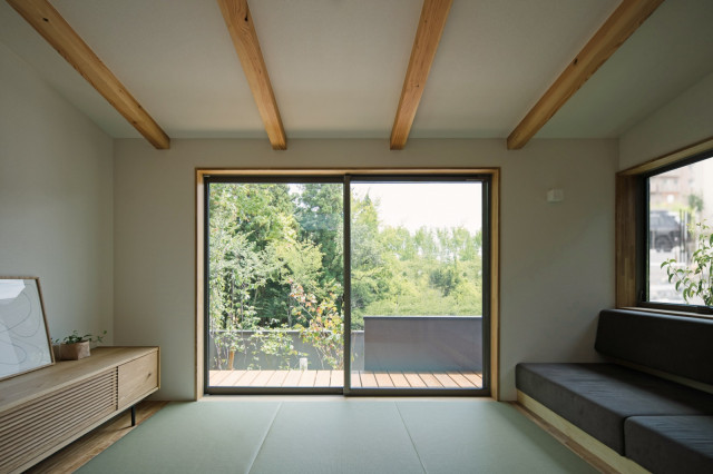 公園の緑を取り込んで minimalistisch-wohnbereich