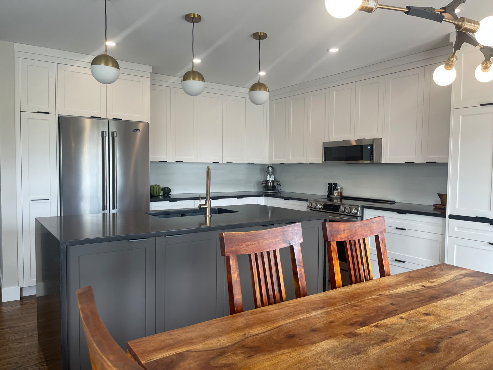 Kitchen - transitional kitchen idea in Calgary