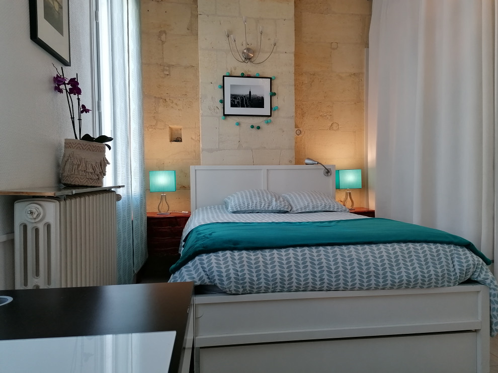 Photo of a mid-sized contemporary guest bedroom in Bordeaux with blue walls, laminate floors and white floor.