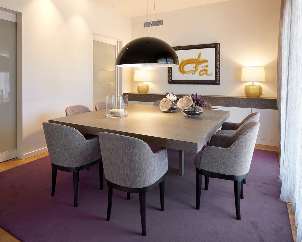 Ejemplo de comedor actual pequeño cerrado sin chimenea con paredes beige y suelo de madera en tonos medios