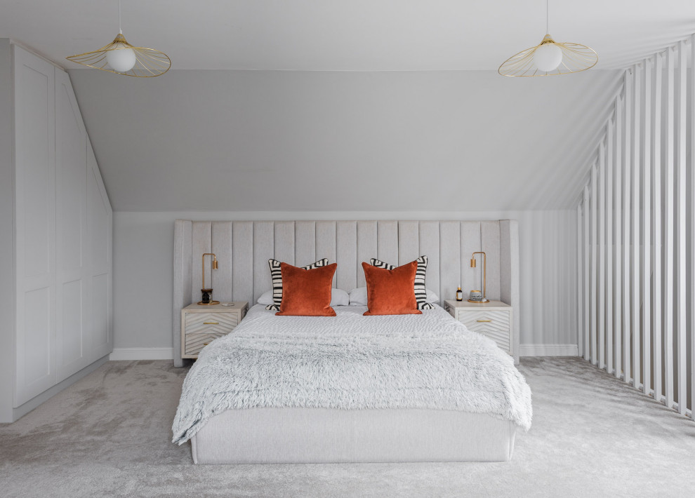 Modernes Hauptschlafzimmer mit grauer Wandfarbe, Teppichboden und grauem Boden in Sonstige