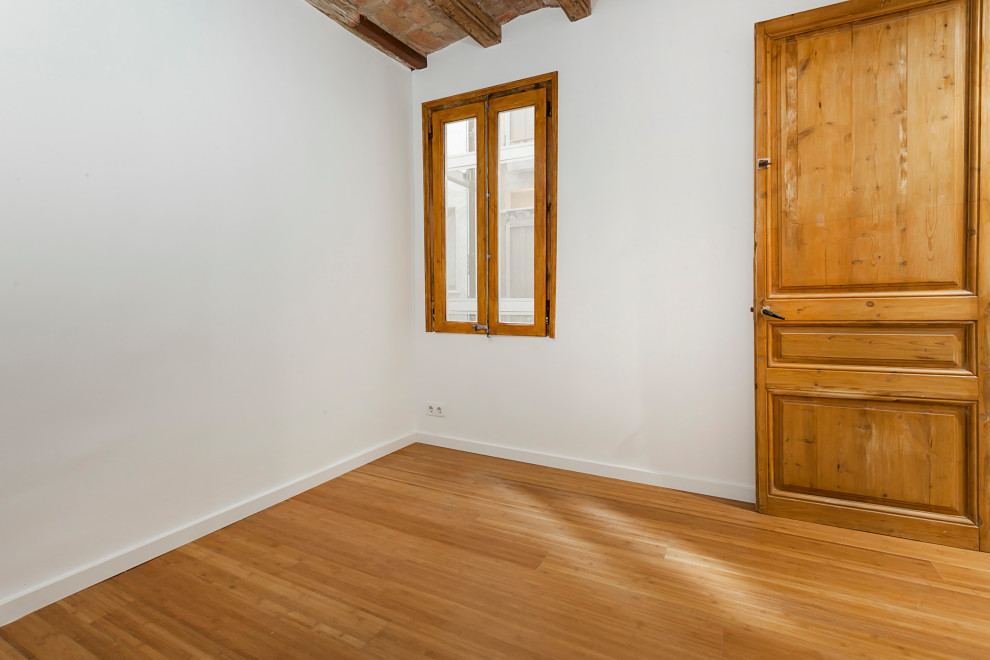 Modelo de habitación de invitados romántica pequeña con paredes blancas, suelo de baldosas de cerámica, suelo multicolor y vigas vistas