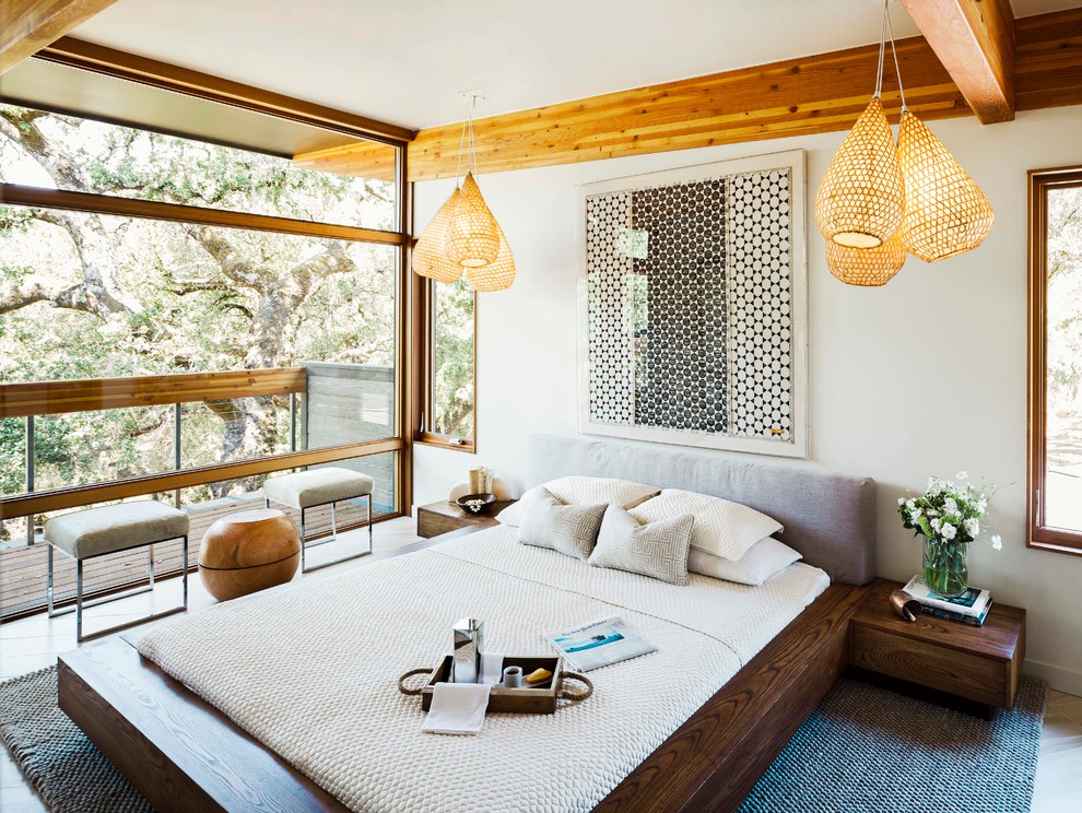 Источник вдохновения для домашнего уюта: хозяйская спальня в средиземноморском стиле с белыми стенами
