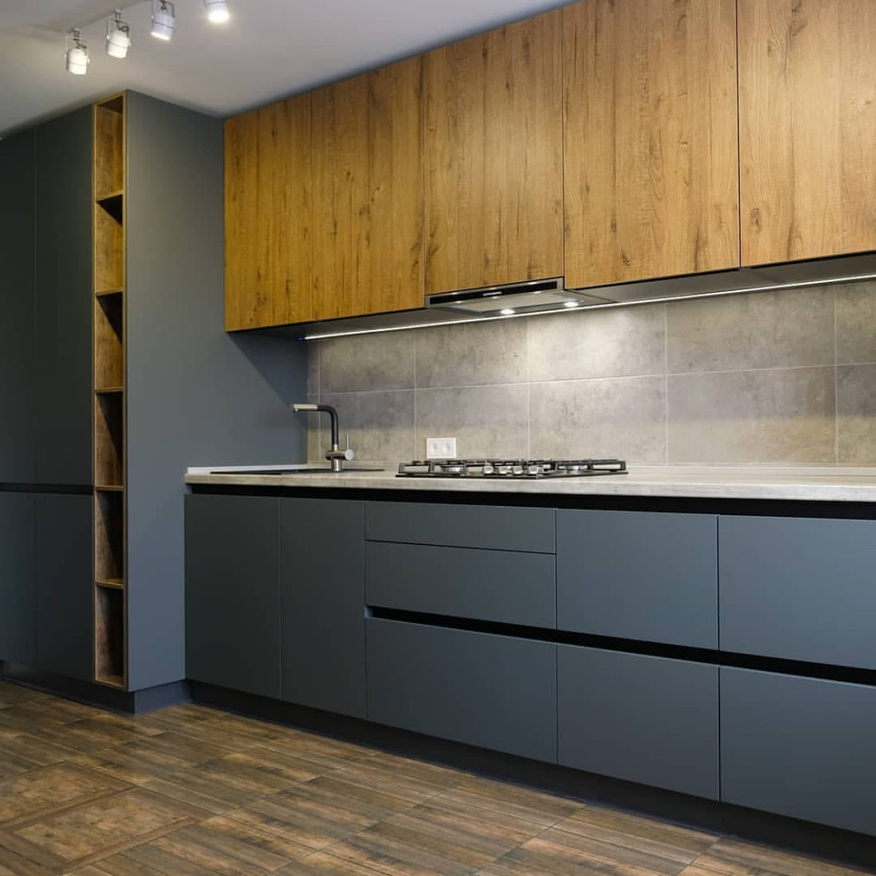 Inspiration för mellanstora moderna linjära grått kök med öppen planlösning, med en nedsänkt diskho, släta luckor, skåp i mörkt trä, träbänkskiva, grått stänkskydd, stänkskydd i keramik, svarta vitvaror, korkgolv och brunt golv
