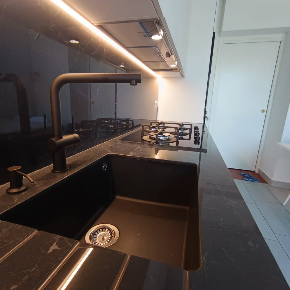 Cucina in total white spatolato con top e schienale in ceramica