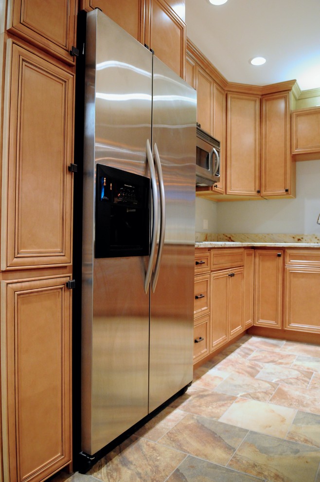 Transitional kitchen photo in Chicago