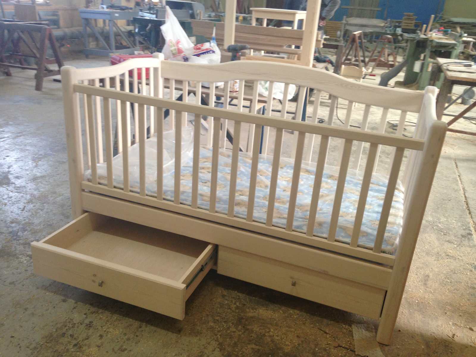 Детская кроватка (в будущем диван-кровать)