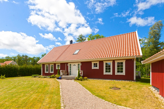 RYMLIG VILLA I TOPPSKICK I STILLSAMMA HAVSBADEN farmhouse-exterior