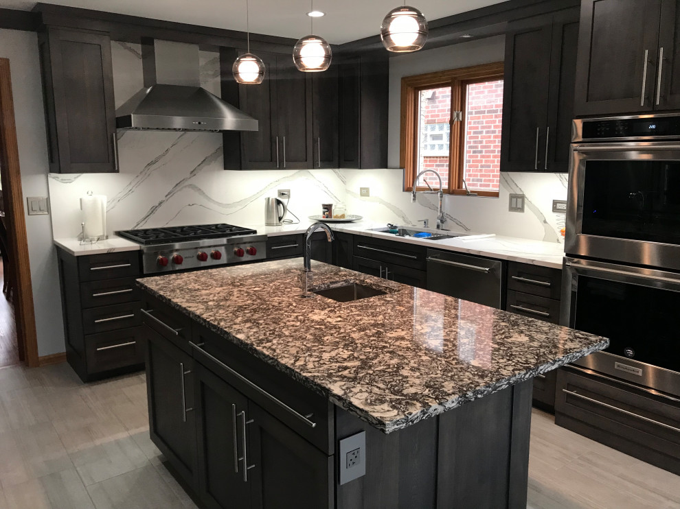 Kitchen - kitchen idea in Chicago