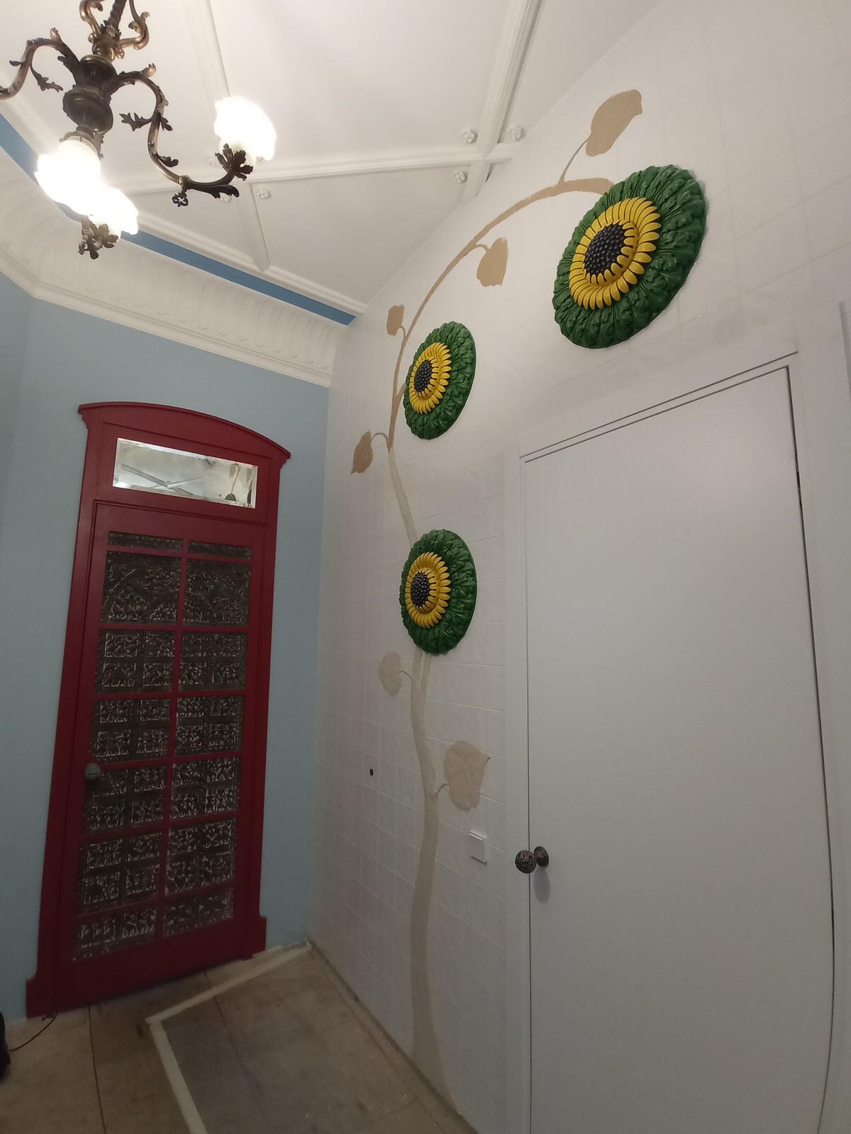 Рельефно-живописное панно в холле квартиры