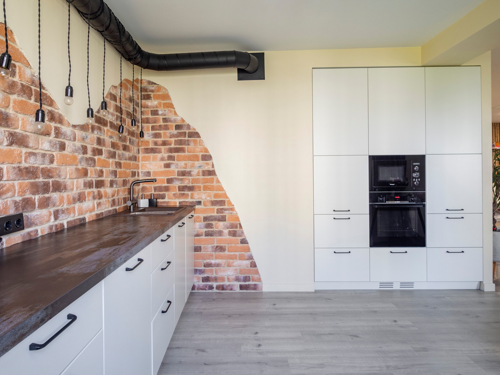 Кухня в стиле неоклассика без верхних модулей