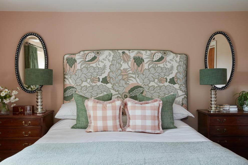 Ejemplo de dormitorio principal campestre de tamaño medio con paredes rosas, moqueta y suelo beige