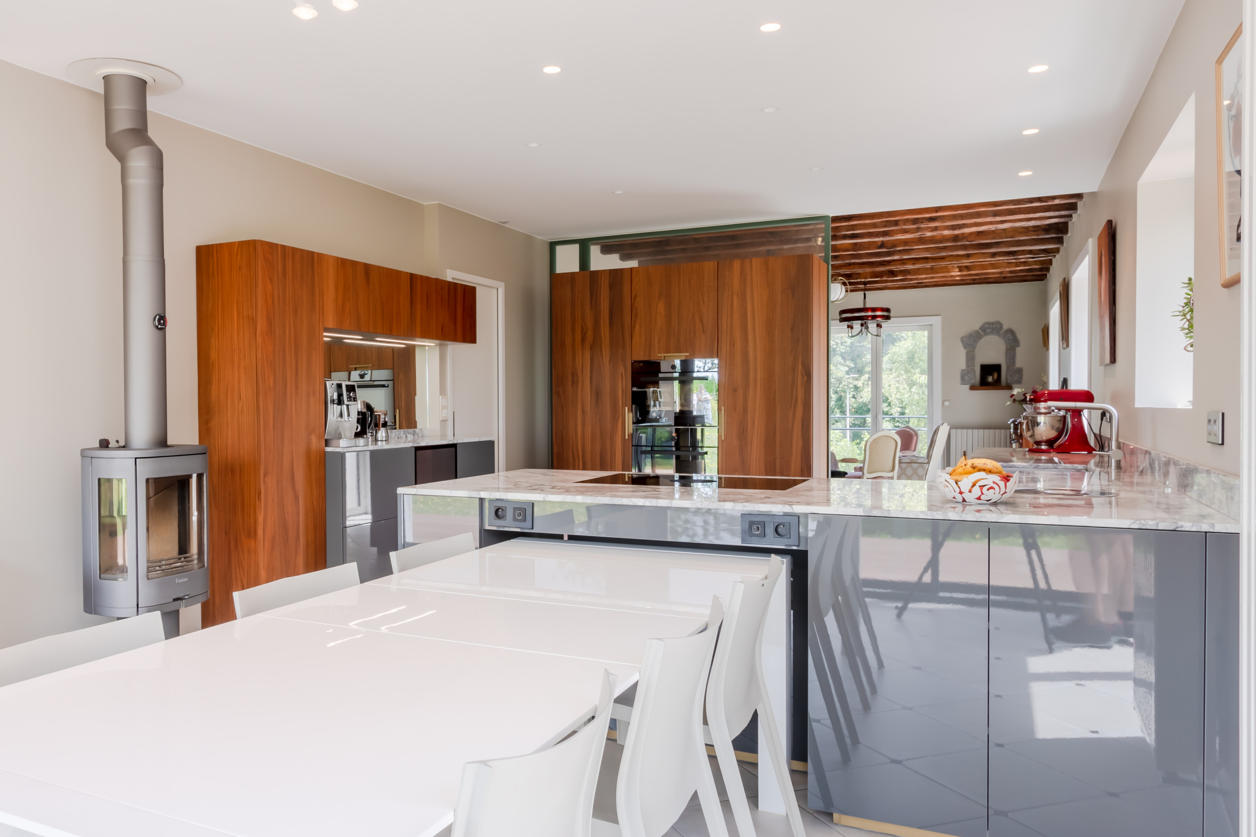 Rénovation d'une cuisine ouverte et chambre multifonction avec bureau intégré