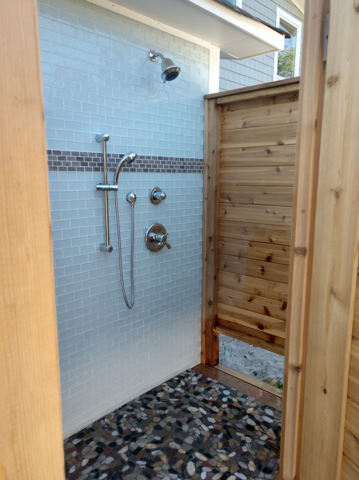 Mid-sized transitional bathroom in New York with an open shower.
