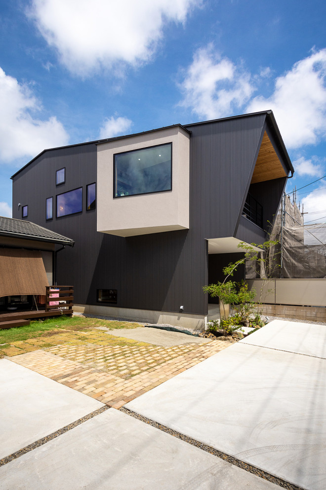Idéer för små nordiska grå hus, med två våningar, metallfasad, mansardtak och tak i metall