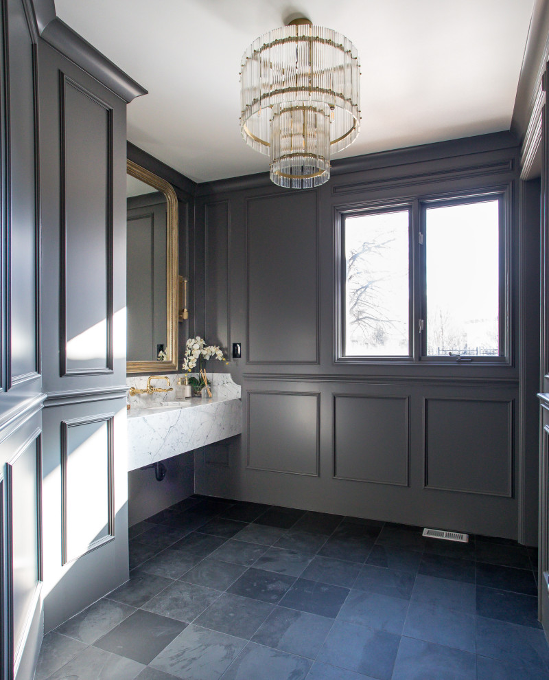 Klassisk inredning av ett mellanstort grå grått toalett, med en bidé, grå väggar, skiffergolv, ett undermonterad handfat, marmorbänkskiva och grått golv