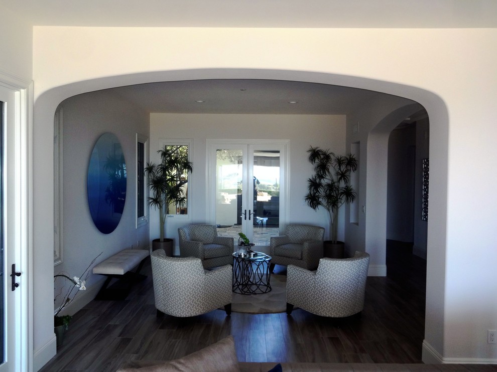 На фото: парадная гостиная комната среднего размера в морском стиле с белыми стенами, полом из винила, бежевым полом и кессонным потолком с