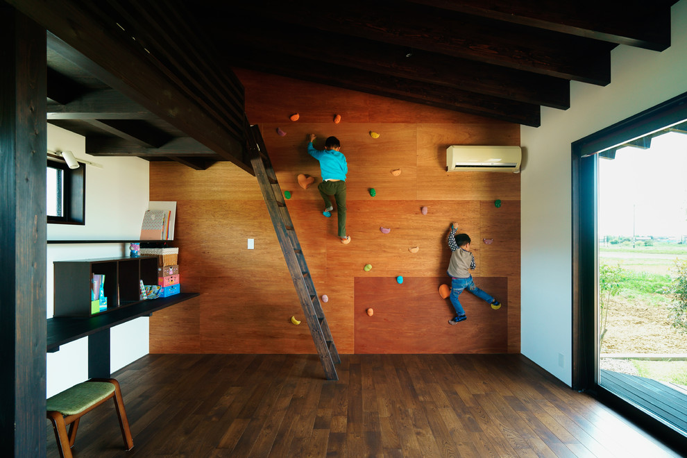 Moderner Fitnessraum mit Kletterwand, dunklem Holzboden und brauner Wandfarbe in Nagoya