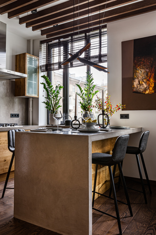 Свежая идея для дизайна: маленькая кухня-столовая в стиле лофт с белыми стенами, полом из винила и коричневым полом для на участке и в саду - отличное фото интерьера
