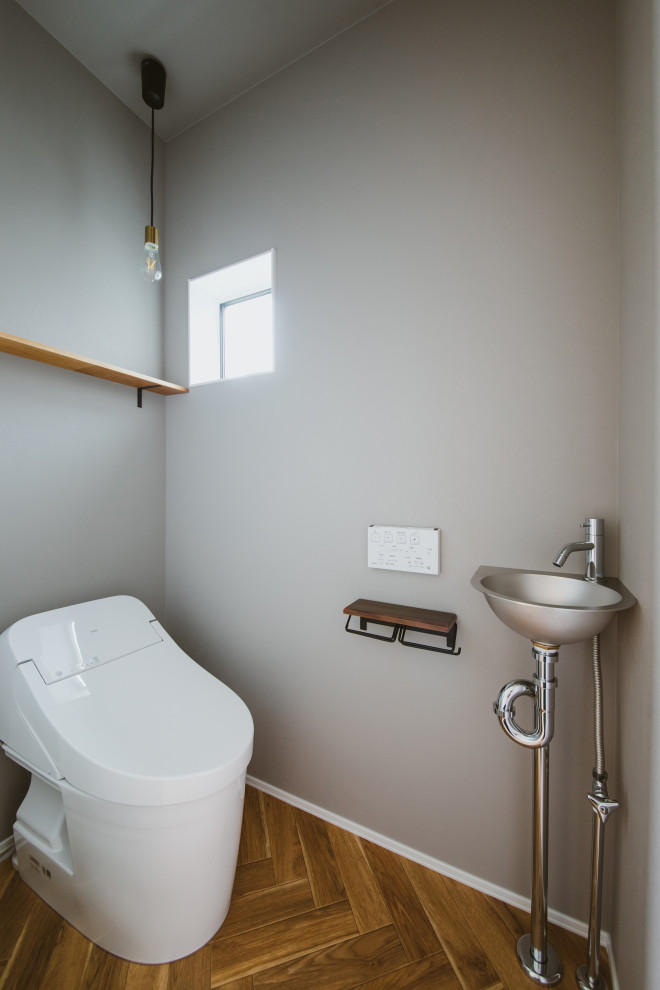 Landhausstil Gästetoilette mit Toilette mit Aufsatzspülkasten, grauer Wandfarbe, Vinylboden, braunem Boden, Tapetendecke und Tapetenwänden in Sonstige