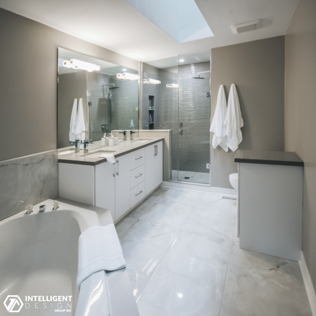 Rianda contemporary-bathroom