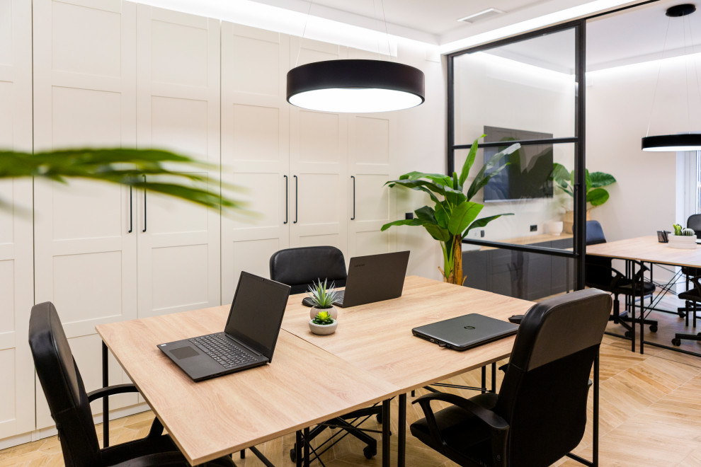 Inspiration för industriella arbetsrum, med vita väggar och ett fristående skrivbord