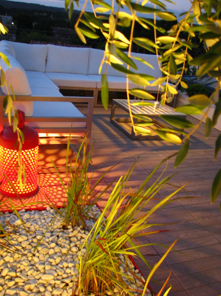 Small contemporary patio in Marseille with a container garden and concrete slab.