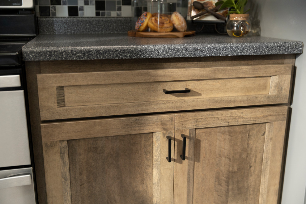 Example of a mid-sized transitional l-shaped eat-in kitchen design with shaker cabinets, laminate countertops and an island