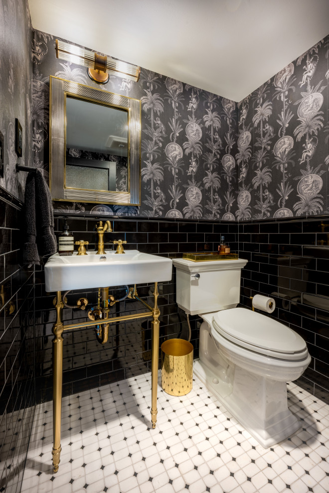 На фото: маленький туалет в классическом стиле с раздельным унитазом, черной плиткой, керамической плиткой, черными стенами, полом из мозаичной плитки, раковиной с пьедесталом, белым полом, напольной тумбой и обоями на стенах для на участке и в саду