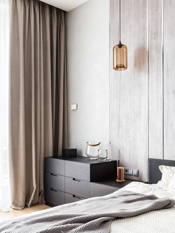 This is an example of a mid-sized contemporary master bedroom in Moscow with grey walls.