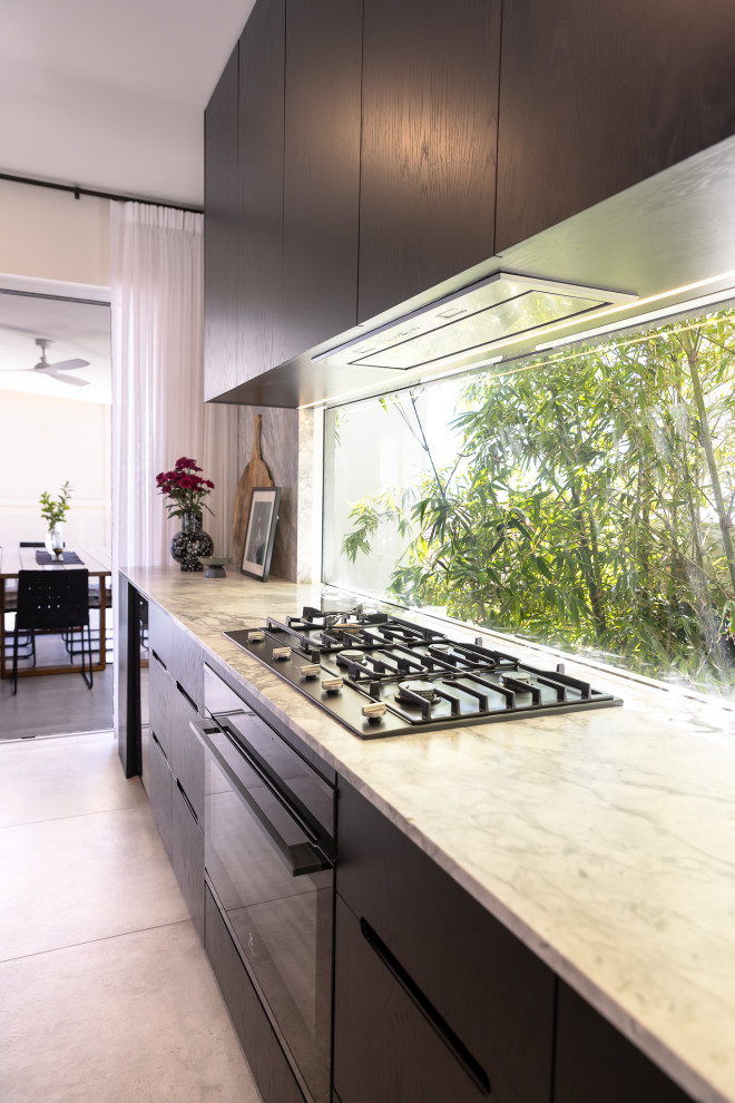Inredning av ett modernt stort flerfärgad flerfärgat kök, med en undermonterad diskho, marmorbänkskiva, flerfärgad stänkskydd, stänkskydd i marmor, färgglada vitvaror, klinkergolv i porslin, en köksö, grått golv och svarta skåp