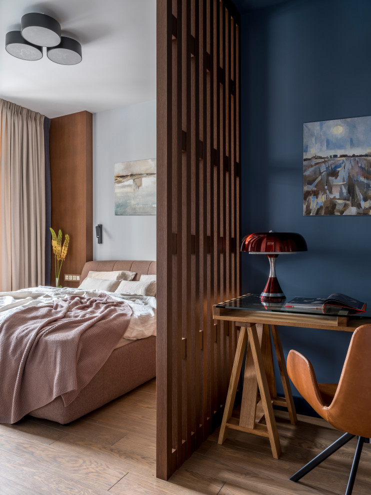 Стильный дизайн: маленькая хозяйская спальня в современном стиле с синими стенами, паркетным полом среднего тона и коричневым полом для на участке и в саду - последний тренд