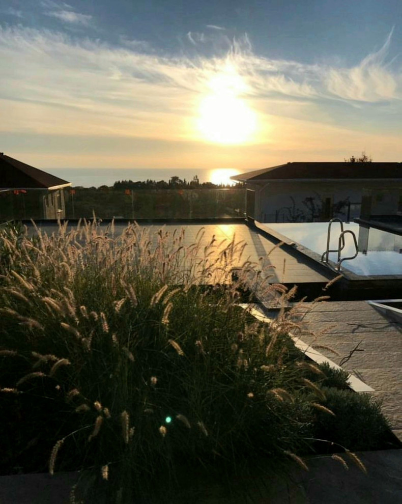 В лучах южного солнца.