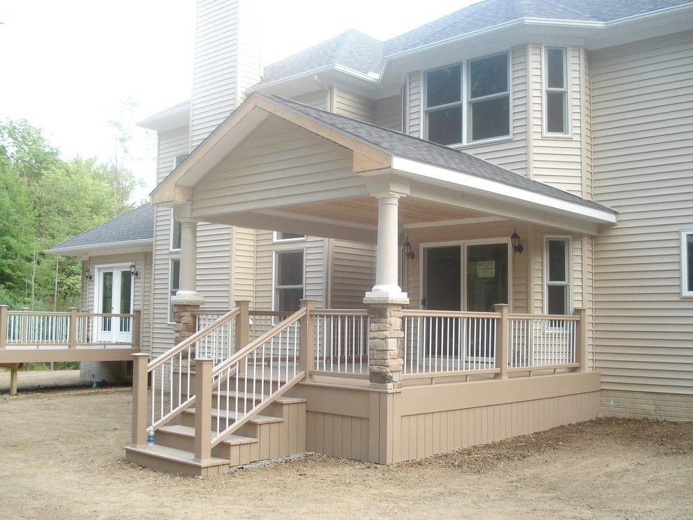 This is an example of a traditional deck in Cleveland.