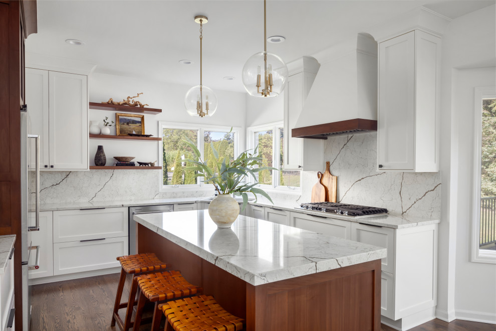 Exempel på ett stort modernt vit vitt kök, med en undermonterad diskho, skåp i shakerstil, vita skåp, bänkskiva i kvarts, vitt stänkskydd, rostfria vitvaror, mellanmörkt trägolv, en köksö och brunt golv