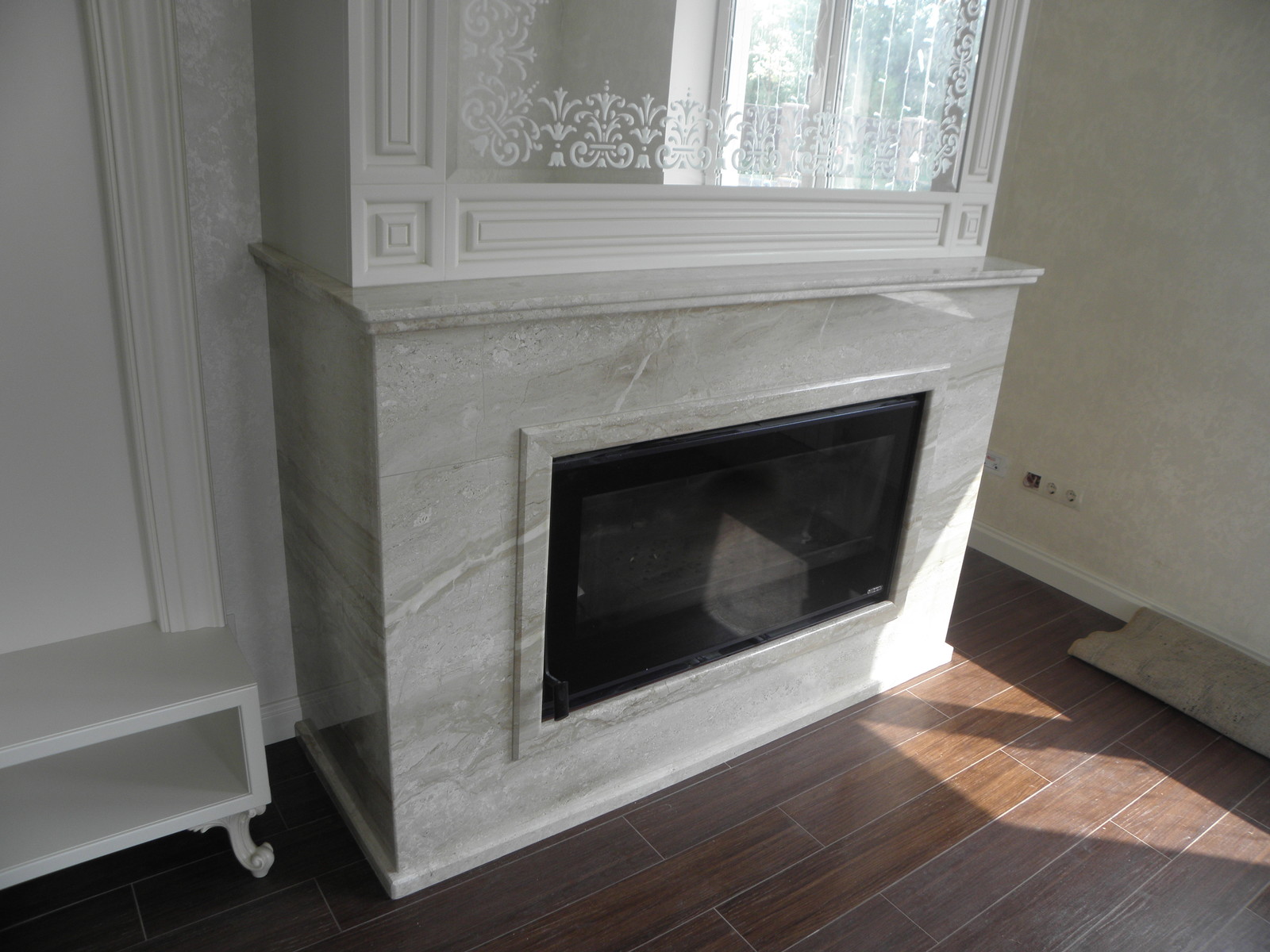 Облицовка камина из мрамора Crema Marfil