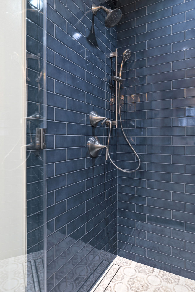 Inspiration för mellanstora moderna vitt badrum med dusch, med släta luckor, vita skåp, en dusch i en alkov, en toalettstol med separat cisternkåpa, beige väggar, ljust trägolv, ett nedsänkt handfat, bänkskiva i kvarts, brunt golv, dusch med gångjärnsdörr, blå kakel och keramikplattor