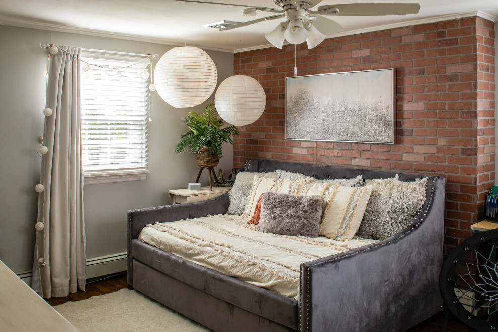 Bild på ett stort vintage sovrum, med grå väggar, mörkt trägolv och brunt golv