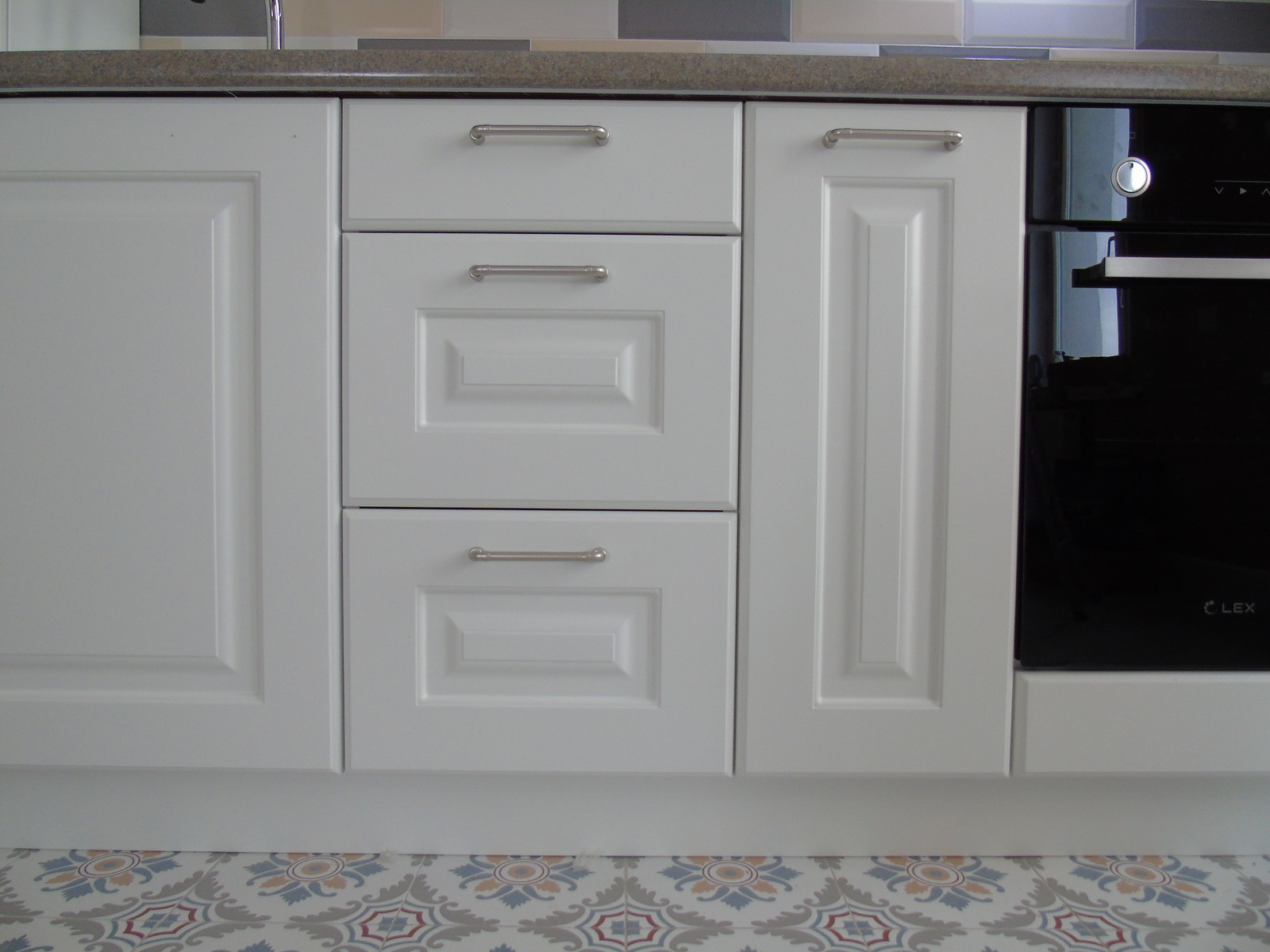 Белая кухня в квартире в Красногорске для заслуженного артиста России