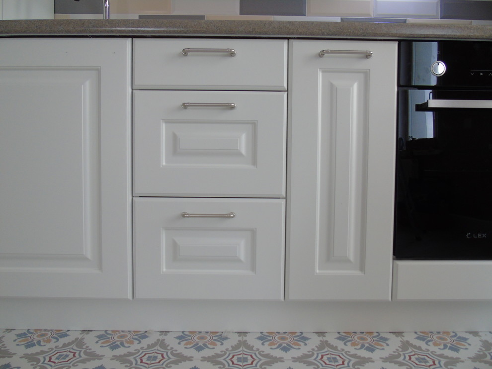 Белая кухня в квартире в Красногорске для заслуженного артиста России