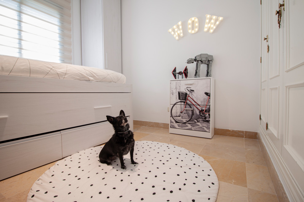 Foto de dormitorio contemporáneo pequeño con paredes blancas y suelo beige