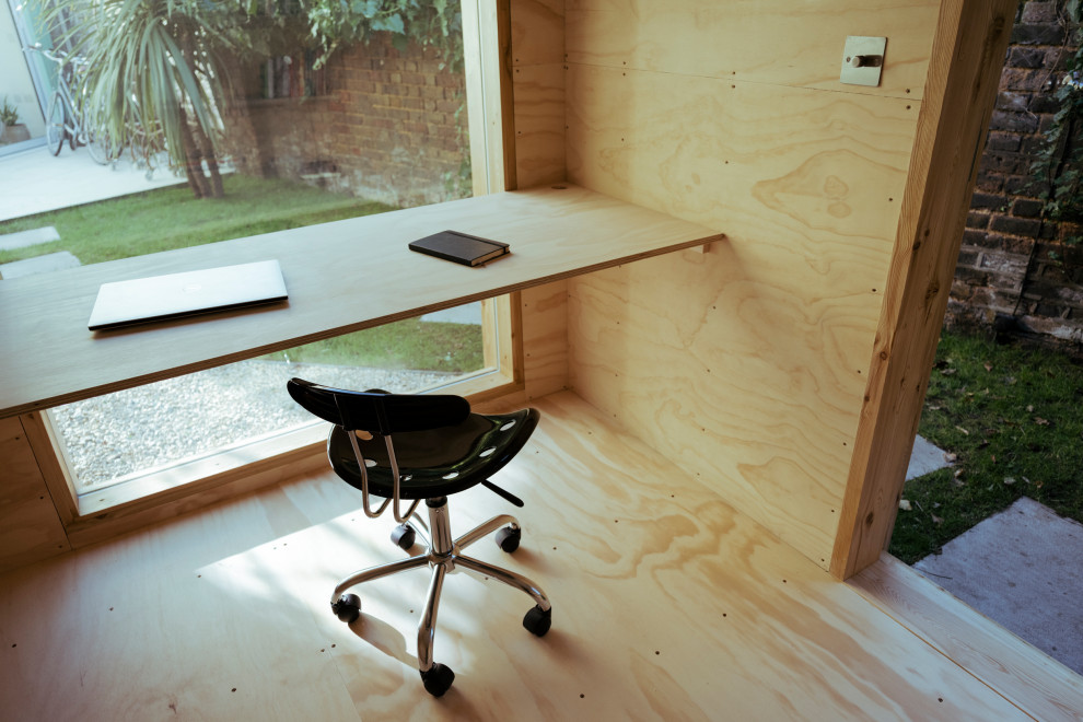 Foto på ett litet funkis fristående kontor, studio eller verkstad
