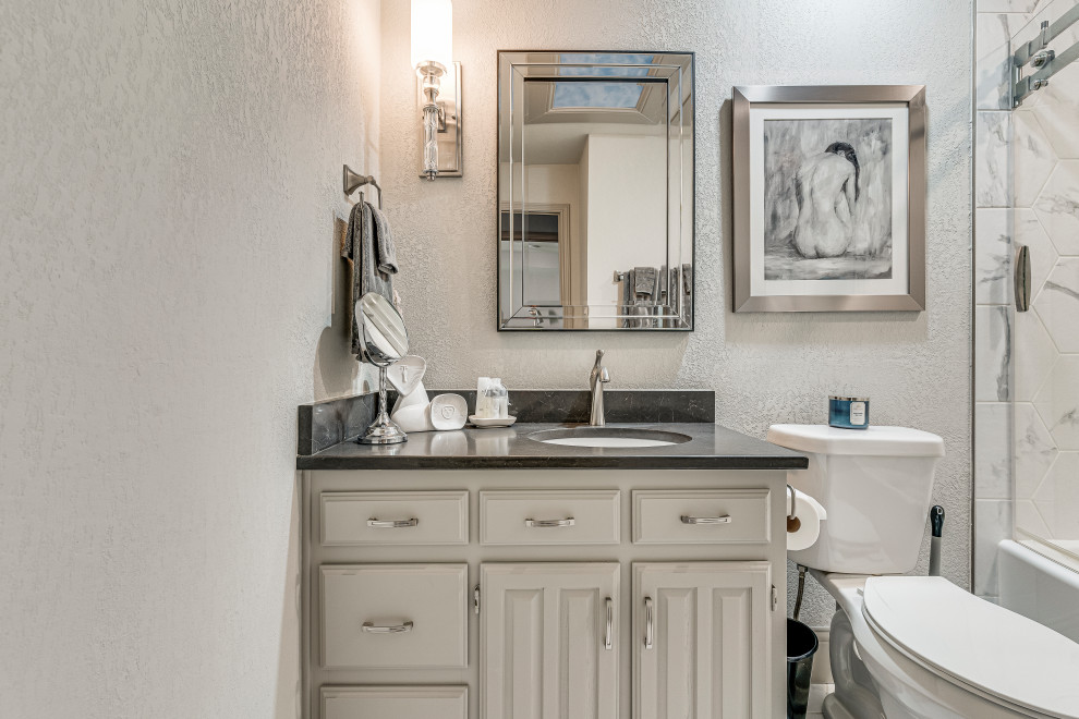Diseño de cuarto de baño único y a medida clásico renovado con armarios con paneles con relieve, puertas de armario blancas, encimera de cuarcita y encimeras grises