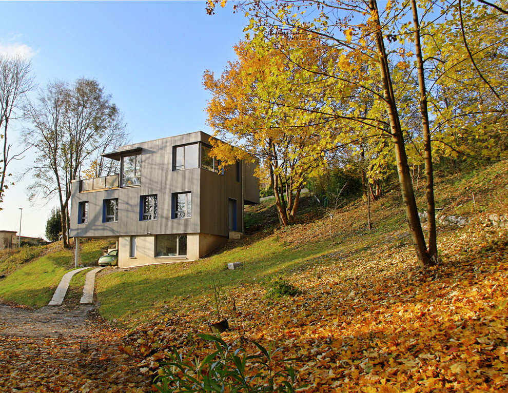 Photo of a contemporary exterior in Grenoble with a flat roof.